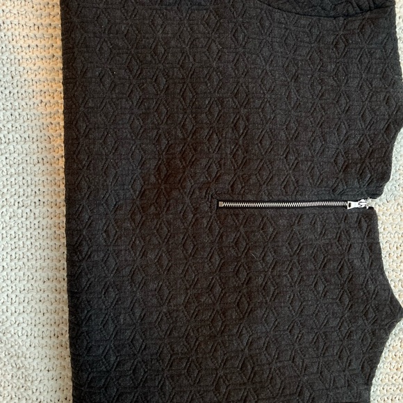 GAP NWT Women’s Textured Dark Gray Crewneck Sweater - Picture 4 of 4